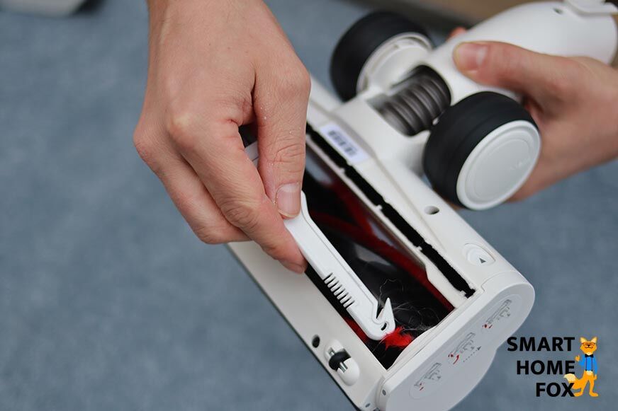 Das Werkzeug um Haare von der Rolle zu entfernen